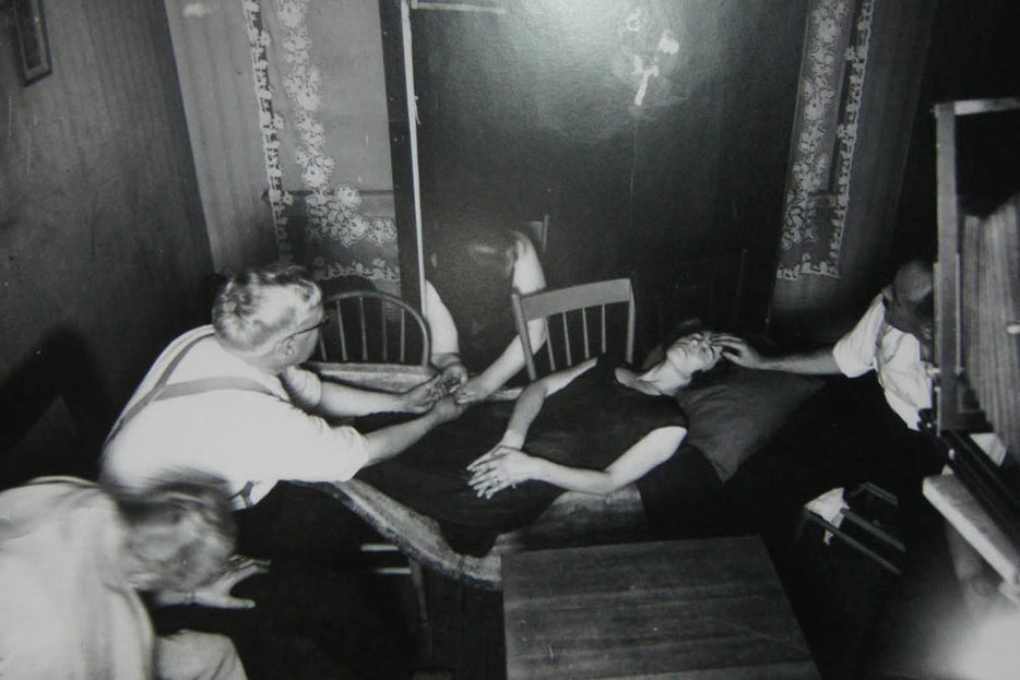 | Séance conducted by Dr. Thomas Glendenning Hamilton in Winnipeg
