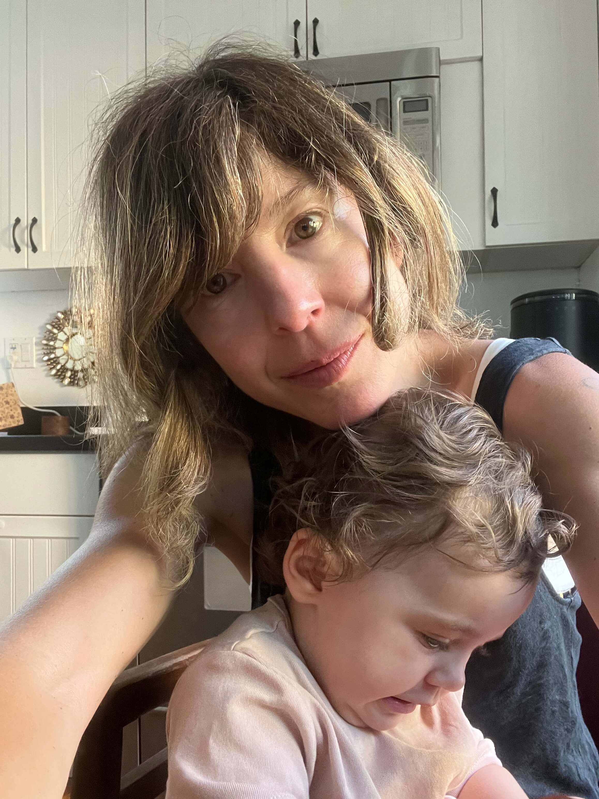 Nora Lange with her child in the kitchen 